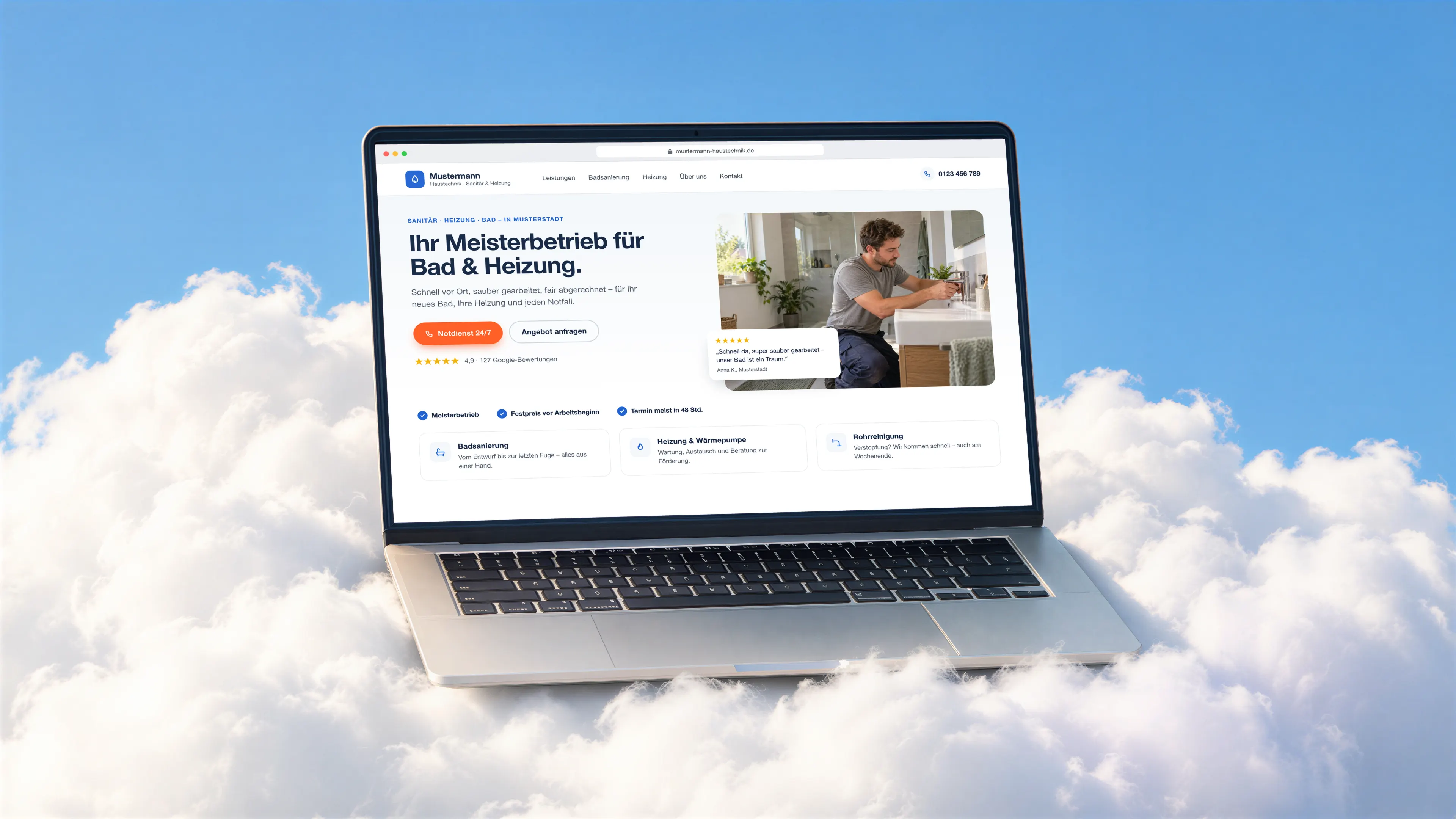 Laptop auf einer Wolke mit der fertigen Website eines Sanitärbetriebs.
